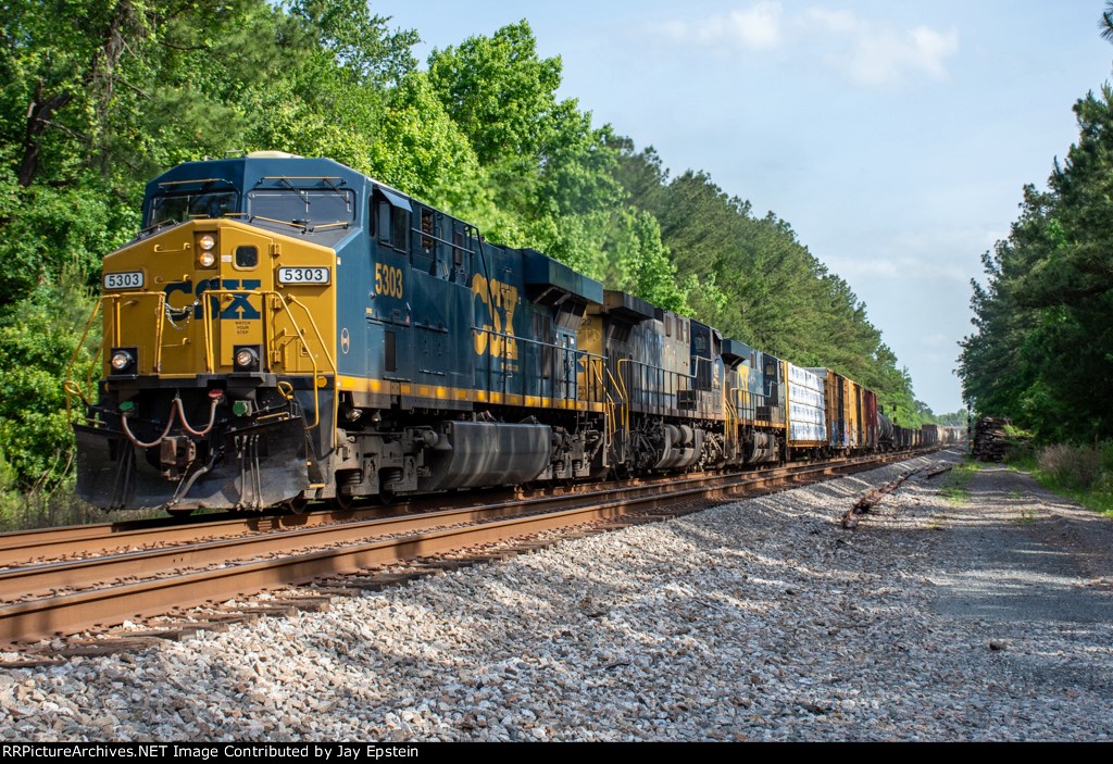 CSX  leads L795 (Waycross to Jacksonville turn) north at Kings Road 